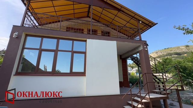 Дом остеклен в немецком профиле с ламинацией в эксклюзивном цвете «Полосатый Дуглас»