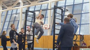 Старшая группа команды стрит воркаута «Р.У.С.Ъ» на новогоднем празднике в ФОК «Радуга»