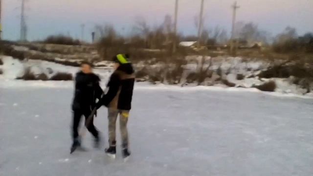 Нарезка наших ЖЕСТКИХ ПАДЕНИЙ НА КОНЬКАХ!? смотреть онлайн