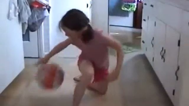 Невероятное мастерство девочки с баскетбольными мячами смотреть онлайн