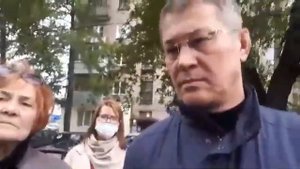 Хабиров Р. во дворе дома 5 на Шота Руставели. Закрывает стройку.