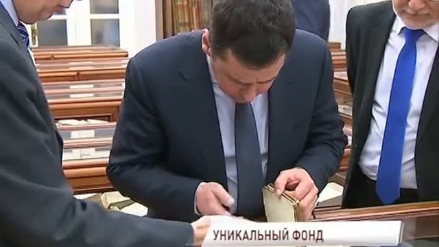 Дмитрию Миронову подарили сборник сказок Константина Ушинского
