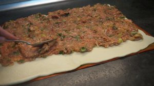 Рулет из слоёного теста с мясной начинкой