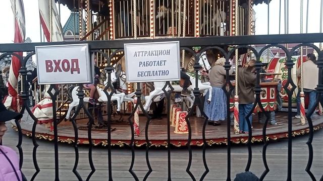 Бесплатные аттракционы у Красной площади - карусель. Полезная информация