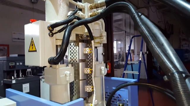 Термопластавтомат осуществляет литье под давлением