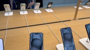 মালয়েশিয়াতে নতুন অ্যাপেল স্টোর সবকিছু দেখাবো আজকে AppleStore Trx Malaysia|iPhone price in Malaysia