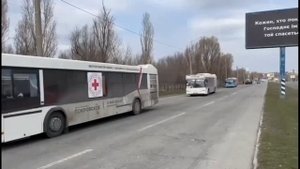 Бензовоз и колона автобусов едут в Бердянск из Запорожья.