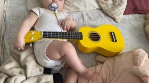 Малыш играет на гитаре - A little baby is playing a guitar