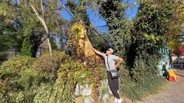 Люська НАСТОЯЩАЯ ФОТОМОДЕЛЬ! Посмотрите как она позирует сидя на золотом льве! смотреть онлайн