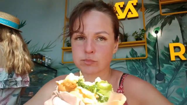 После солнечных ванн, следует подкрепиться. Вкусный бутербродик с рыбой в кофейне "Момент у моря". смотреть онлайн