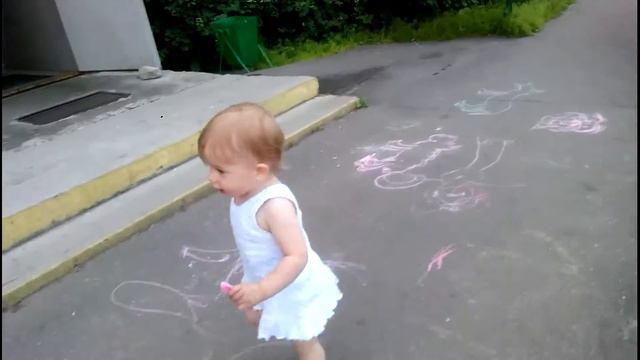 Юлиана пробует рисовать мелом смотреть онлайн