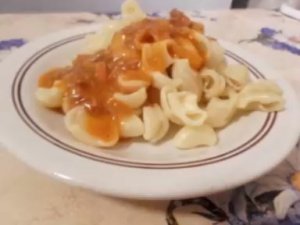 холостяцкий ужин "Макароны с подливой из тушёнки"