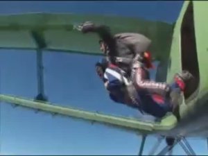 Первый прыжок с парашютом....mp4