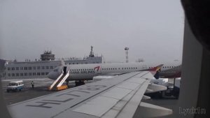 В Южной Корее пассажир открыл дверь самолета при посадке