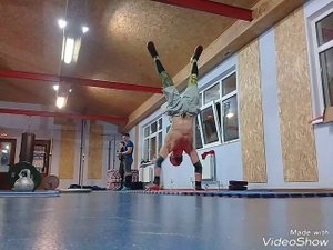 Ходьба на руках. Отрезки по 2м. Учимся.