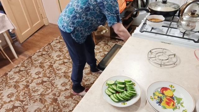 Мясные зразы с яйцом на обед, вечером салатик..