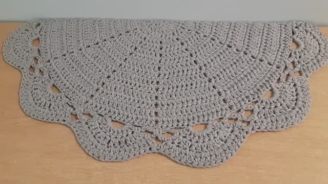 Полукруглый коврик из трикотажной пряжи. смотреть онлайн