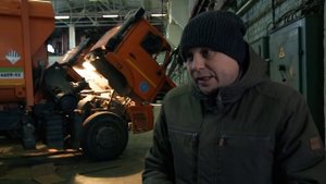 Кто-то забросил радиатор отопления в мусорный контейнер и сломал мусоровоз