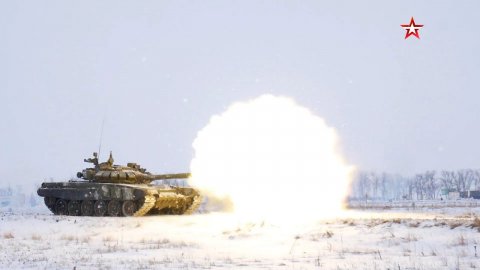 Военные ЗВО уничтожили «противника» во встречном танковом бою в Ленинградской области