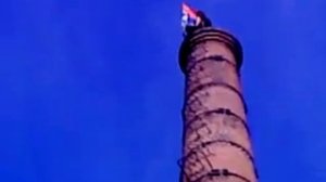 Пьяный сепаратист упал с башни вывешивая флаг 'донецкой республики'