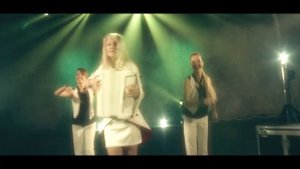 Танцует и играет на аккордеоне/ Анна Каркач