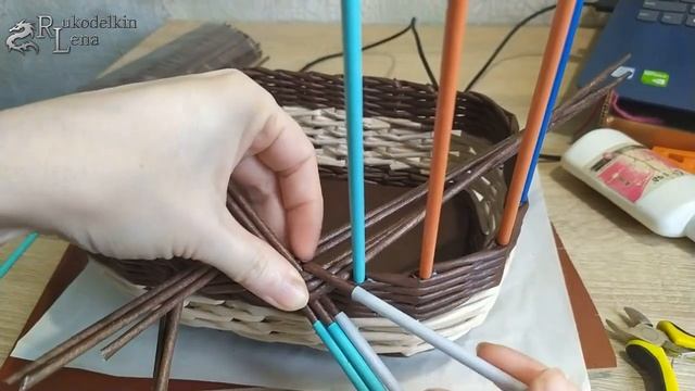 СУПЕР корзинка для фруктов (фруктница) подробно/плетение из газетных трубочек смотреть онлайн