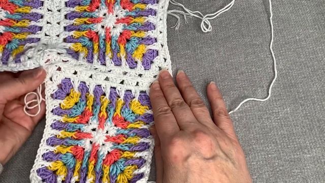 Вяжем вместе разноцветный детский плед из рельефных квадратов. Часть 2. Соединение квадратов смотреть онлайн