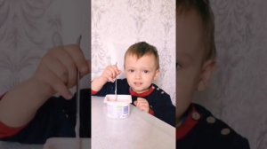 Ребёнок кушает  самостоятельно сам смотреть видео смешно