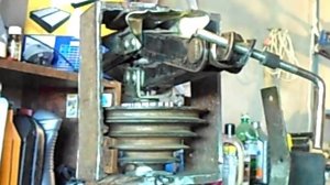 Ремонт сверлильного станка  Ч-1  Съем пятиременного шкива домкратом с электродвигателя