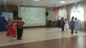 Танец "Барышни и гусары"