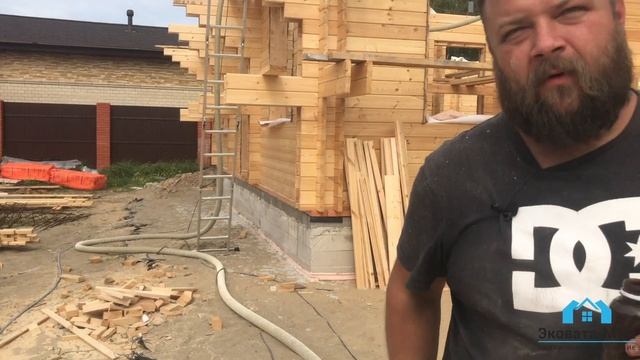 Покраска стен дома из двойного бруса, шлифовка или браширование?