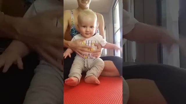 Микаэль начинает ходить