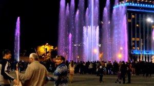 Поющий и танцующий фонтан на Театральной площади Краснодара.