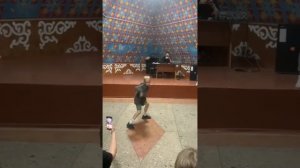 пацан танцует под инстасамку?