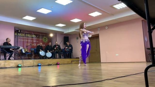 Прекрасная дева танцует табла под живой оркестр? смотреть онлайн