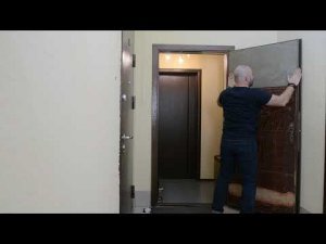 Закрываем страшный пластик и мдф на входной двери исполюзуя листы каменного шпона