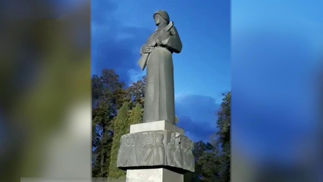 В Латвии люди пытаются отстоять символ Победы над фашизмом - памятник освободителям Резекне