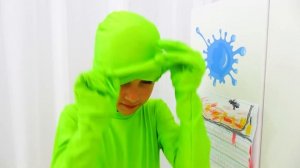 Влад и Никита и волшебные невидимые костюмы