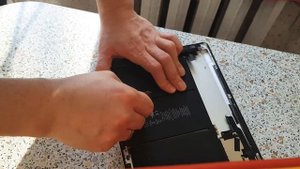 iPad снимаем аккумулятор