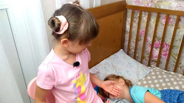 Игра в Доктора. Дети играют в интересную игру! смотреть онлайн