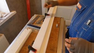 Смотрите как врезать ответную часть магнитного механизма в стойку.