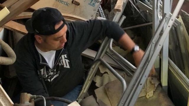 Парень ОБОМЛЕЛ, когда увидел этого котенка на мусорке.. смотреть онлайн