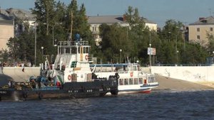 В Омске теплоход с пассажирами врезался в берег