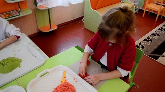 Игры с кинетическим песком в детском саду Сделай геометрическую фигуру смотреть онлайн