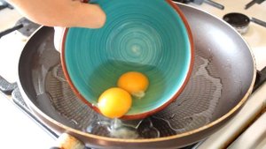 Как приготовить классическую яичницу глазунью без соплей