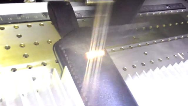 Лазерная гравировка кожи. Гравировка тризуба на кожанных ножнах. #гравировканакоже #гравировкакиев смотреть онлайн