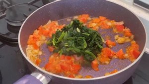 Яичница со шпинатом , вкусный и полезный завтрак.