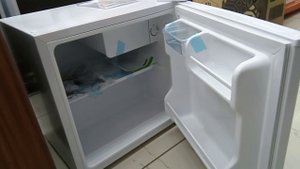 Холодильник DEXP TF050D эргономика внутреннего пространства