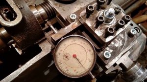 Проверка биений кулачков, патрона и шпинделя // Токарный станок 1602