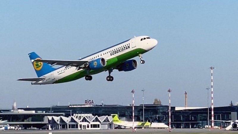 Три красивых взлёта за 60 сек.: Airbus A220 - airBaltic и Airbus A320 - Узбекские авиалинии. #shorts